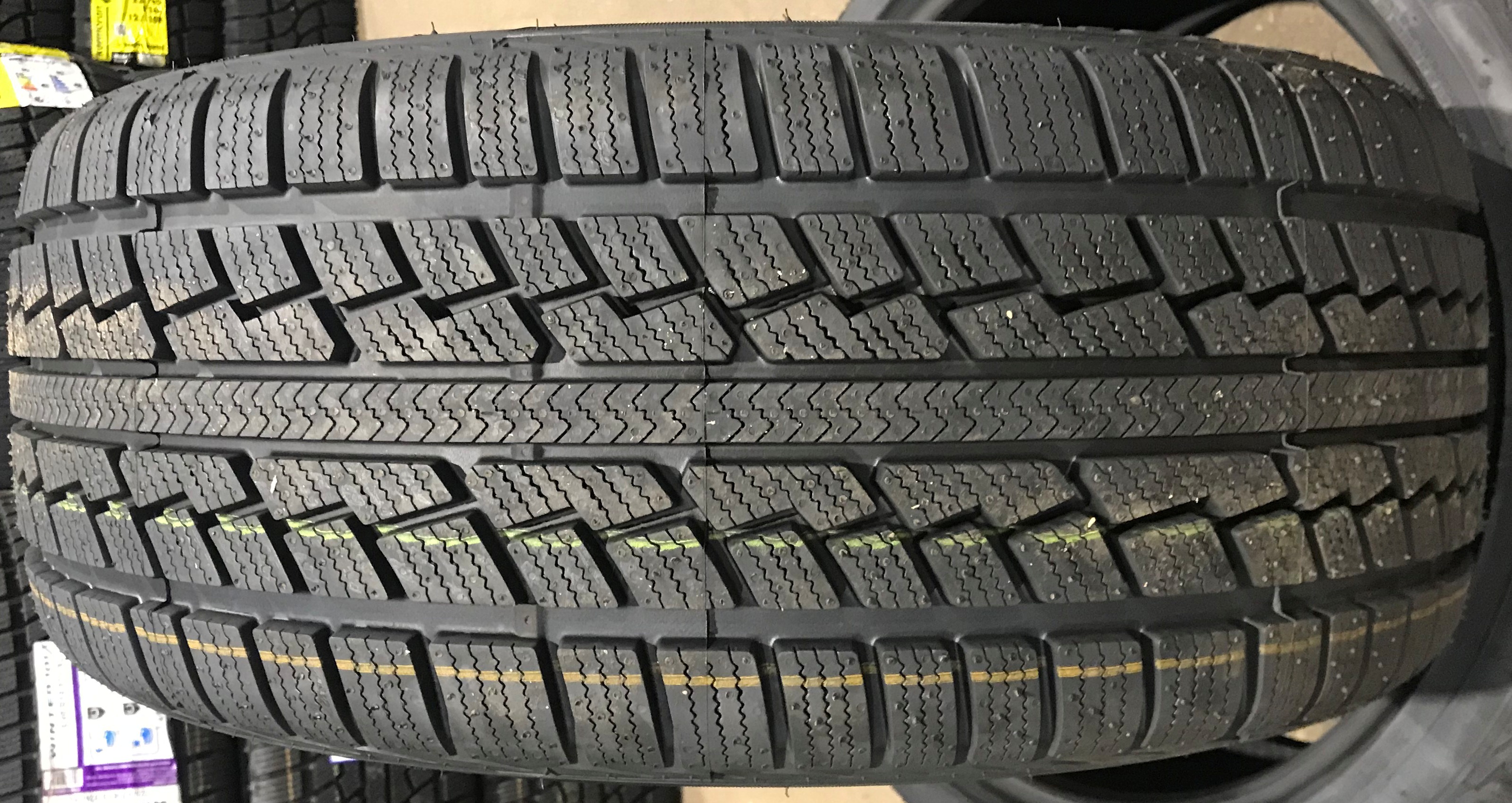 ACHILLES Winter 101 X 225/40R18 92H