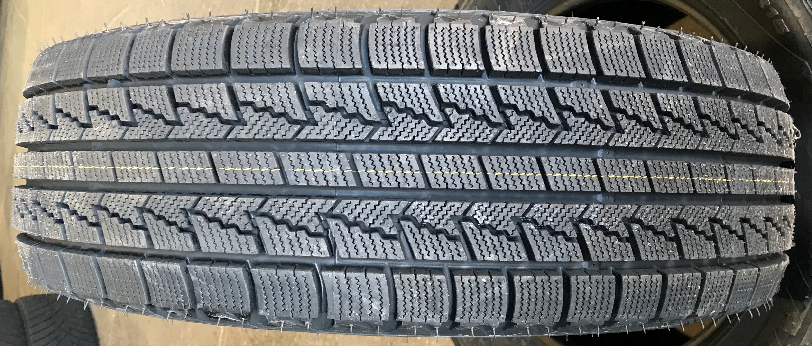 ROADSTONE Win-Ice SUV 235/65R17 108Q